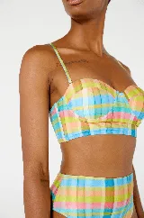 Conjunto de bikini con corpiño con aro y bombacha tiro alto, con estampado a cuadros en tonos pastel.