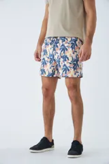 Short de baño color arena con estampado geométrico en tonos celeste y blanco. Cuenta con cintura elástica ajustable con cordón, dos bolsillos laterales, un bolsillo trasero, suspensor interno y logo bordado.