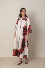 Vestido italiano de algodón con estampado abstracto en tonos blanco, rojo y negro. Modelo suelto abotonado al frente, con cuello camisero y mangas tres cuartos.