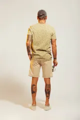 Remera color arena con estampado de motivos playeros en marrón oscuro.