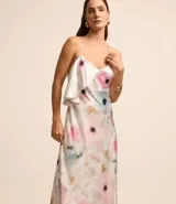 Vestido midi de breteles finos con estampado floral, escote en V y volado en el busto. Confeccionado en tejido satinado con escote degagê en la espalda.
