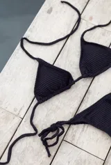 Conjunto de bikini de jean con triángulos movibles de atar al cuello y espalda, y bombacha colaless de atar.