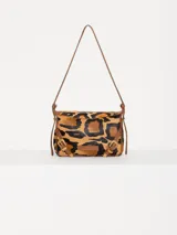 Mini cartera bandolera de cuero con estampado animal print, correa regulable de cuero y pelo, y hebillas metálicas.