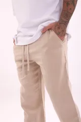 Pantalón de jogging color beige, de corte recto y tiro medio, con cintura elástica ajustable con cordón.