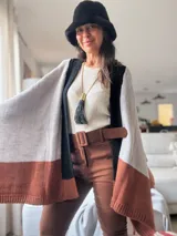 Pantalón de vestir marrón con cinturón de hebilla rectangular, corte ajustado y bolsillos laterales.