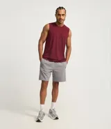 Bermuda deportiva gris de microfibra con cintura elástica ajustable con cordón y bolsillos laterales con cremallera.