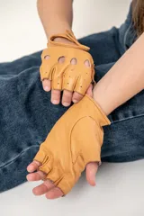 Guantes de conducir plateados sin dedos, confeccionados en cuero ovino italiano.