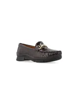 Mocasín marrón oscuro de cuero con textura de cocodrilo y detalle de hebilla dorada.