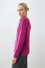 Sweater negro de tejido de punto con calado en la parte superior delantera y en los hombros.