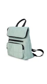 Mochila negra de nylon capitoneada con bolsillo principal con cierre, dos bolsillos frontales con cierre y asa superior.