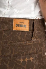 Pantalón de jean marrón con estampado animal print, corte flare y tiro medio.