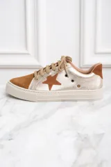 Zapatilla combinada de cuero legítimo, con detalles en gamuza y estrella decorativa.