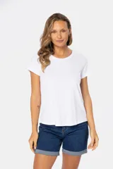 Remera blanca de algodón con cuello redondo y mangas cortas.