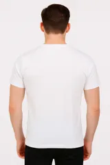 Remera blanca de algodón con cuello en V, corte slim fit y estampado multicolor.