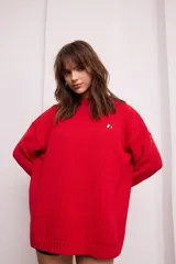 Sweater de punto color borgoña con cuello redondo y bordado de durazno en el pecho.