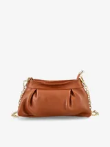 Cartera plateada con efecto arrugado, cierre superior y correa de cadena metálica.
