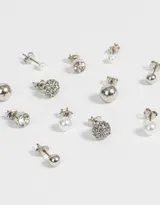 Set de seis pares de aros pasantes con cierre de tope a presión. Incluye aros con perlas, strass y metal con distintas texturas.
