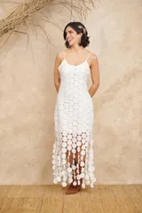 Vestido midi blanco con breteles finos y apliques circulares en toda la prenda.