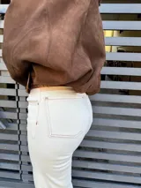 Pantalón de jean color crema, de corte oxford y tiro alto.
