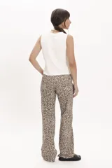 Pantalón de jean de corte recto con estampado animal print.