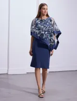 Vestido azul de seda fría, marca RM Richards. Tiene una sobre capa en microtul bordado con flores.