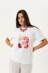 Remera blanca de algodón y poliéster con cuello redondo y estampado de mujeres tomando vino y la frase "Wine Not?".