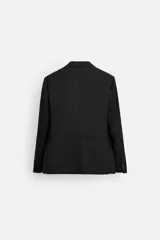 Blazer negro de lana con corte regular fit, cuello con solapas de muesca, manga larga con puños abotonados, bolsillos de vivo en pecho y de solapa en cadera, bolsillo interior, aberturas en espalda y cierre frontal con botones.