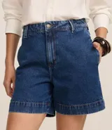 Short de jean azul de tiro alto, con bolsillos delanteros y traseros, trabillas y ruedo desflecado.