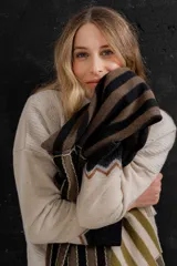 Chal tejido en lambswool italiano a rayas verticales en tonos beige, marrón y verde.