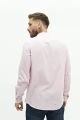 Camisa de lino azul marino con cuello mao, corte semi slim y logo bordado en el pecho.
