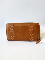 Billetera grande de cuero color camel con cierre metálico y diseño de espiga.