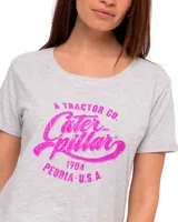 Remera gris de corte cropped con cuello redondo y estampado frontal con el logo de Caterpillar en color rosa.