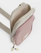 Portacelular bicolor rosa y beige con bolsillo frontal y correa regulable.