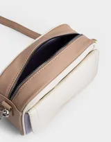 Bandolera rectangular de cuerina texturada en color crema, lila y beige. Tiene correa regulable desmontable, bolsillo frontal con solapa y broche con botón, y acceso mediante cierre superior.