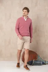 Sweater azul de algodón pigmentado con medio cierre y cuello alto.