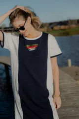 Vestido largo de algodón color blanco con corte de remera, tajos laterales y bordado geométrico en el frente.