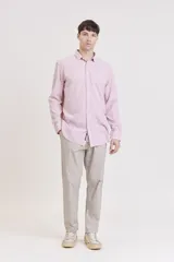 Camisa de manga larga a rayas verticales rosas y blancas, con cuello clásico y bolsillo en el pecho.