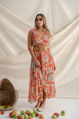 Vestido midi de crepe de seda estampado con hilos de lurex, con escote cruzado y lazo en la cintura. Falda cruzada con volado irregular.