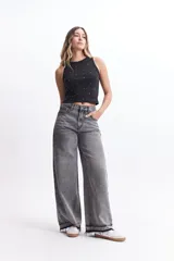 Musculosa negra de rib con apliques metálicos pequeños. Corte ajustado y escote recto.