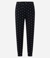 Pijama largo de dos piezas, confeccionado en tejido rib con estampado de corazones. Incluye una blusa de manga larga con cuello redondo y un pantalón largo con cintura elástica.