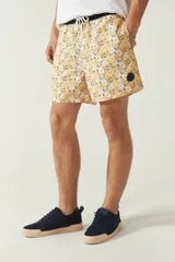 Short de baño estampado con cintura elástica ajustable con cordón, dos bolsillos laterales y uno trasero. Confeccionado en tela ligera de secado rápido y logo bordado.