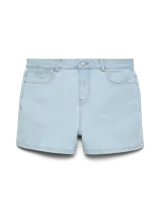Short de denim celeste con tiro alto y calce slim.