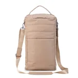 Matera verde militar con detalles en cuero color suela, con correa de galón regulable y manija superior. Cuenta con bolsillo interior con cierre y compartimiento apto para termos de 1000 ml de capacidad.