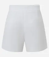 Short blanco de sastrería con cintura alta, bolsillos laterales con tachuelas metalizadas, recortes delanteros con costura aparente, bolsillos falsos y pinzas traseras.