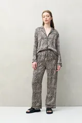 Pantalón de pijama color rosado con estampado floral en blanco, de fit relajado, cintura elastizada y calce fluido.