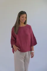 Blusa color borgoña de lino italiano con escote redondo y mangas 3/4 con volados.