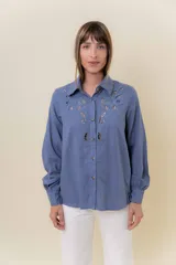 Camisa de manga larga color azul, con calce relajado y bordado calado floral en el frente.