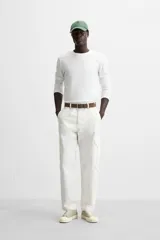 Camiseta negra de manga larga y cuello redondo, corte slim fit.