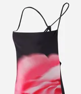Vestido midi negro de tul con estampado de una rosa rosa en el frente, breteles finos y escote redondo.