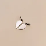 Conjunto de dos dijes de corazón en plata 925, cada uno representando una mitad, con cadena veneciana de 45 cm y cadena forcé de 50 cm.